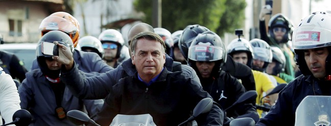 Bolsonaro pilota moto sem utilizar capacete na motociata em Juiz de Fora, Minas Gerais — Foto: Fabiano Rocha / Agência O Globo
