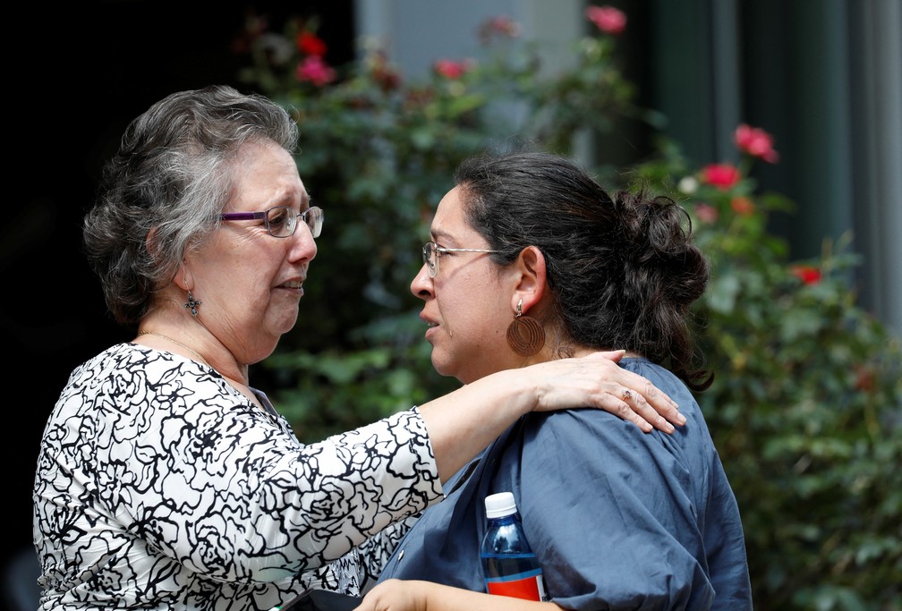 Mulheres choram após ataque em escola do Texas em 24 de maio de 2022 — Foto: Reuters