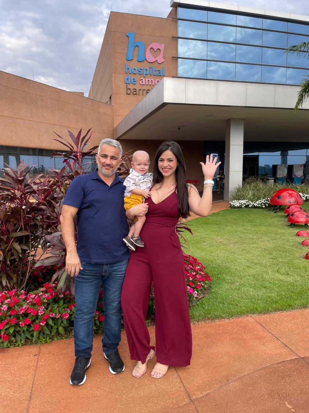 João Gabriel acompanhado da mãe e do pai após receber alta aos oito meses — Foto: Amanda Rodrigues/Arquivo Pessoal