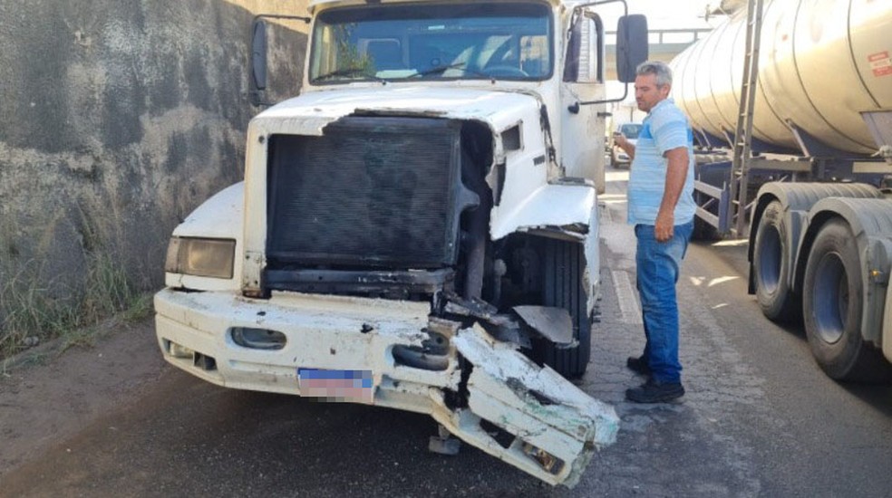 Batida entre ônibus e caminhão deixa sete feridos na BR-324 — Foto: Rildo de Jesus/TV Bahia