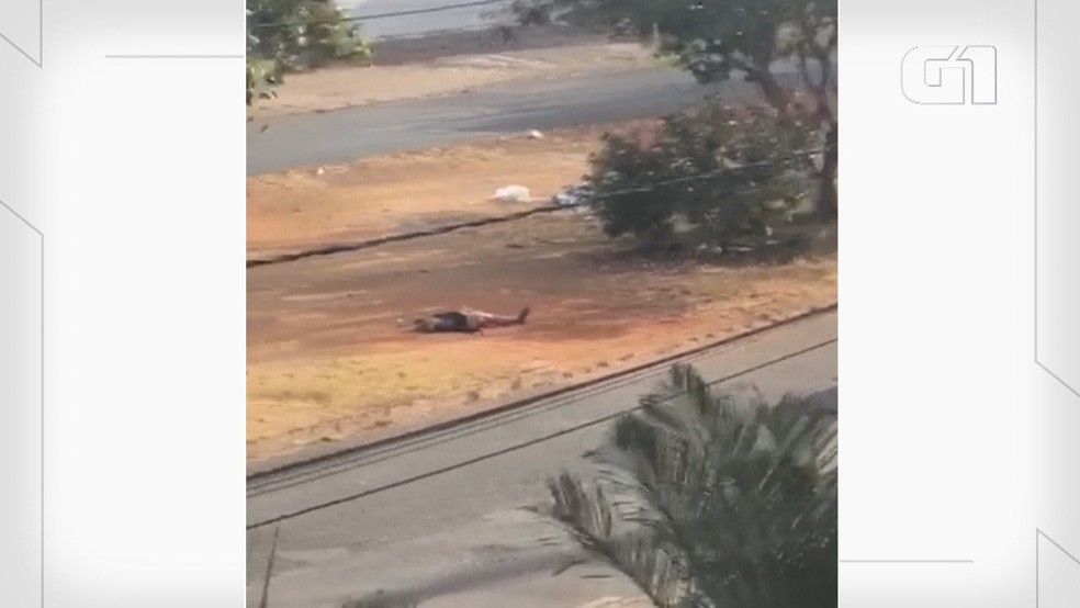 Travesti ficou caída no canteiro central na CSG em Taguatinga — Foto: Reprodução/Arquivo pessoal