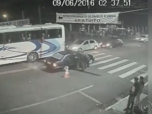 Vídeo mostra a ação dos policiais que resultou na morte do jovem  (Foto: Reprodução / TV TEM)