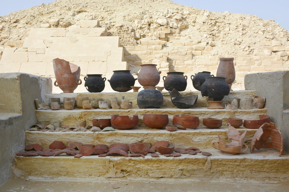 Esta foto mostra vasos de uma oficina de embalsamamento em Saqqara, Egito. — Foto: M. Abdelghaffar/Saqqara Saite Tombs Project, University of Tübingen via AP