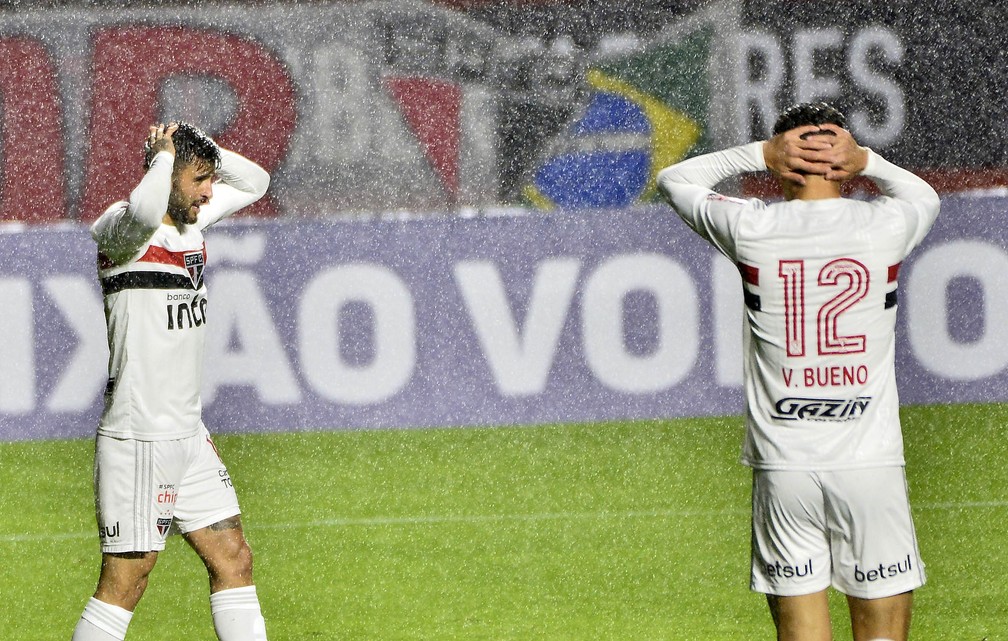 Vitor Bueno e Liziero lamentam durante jogo do São Paulo — Foto: Marcos Ribolli