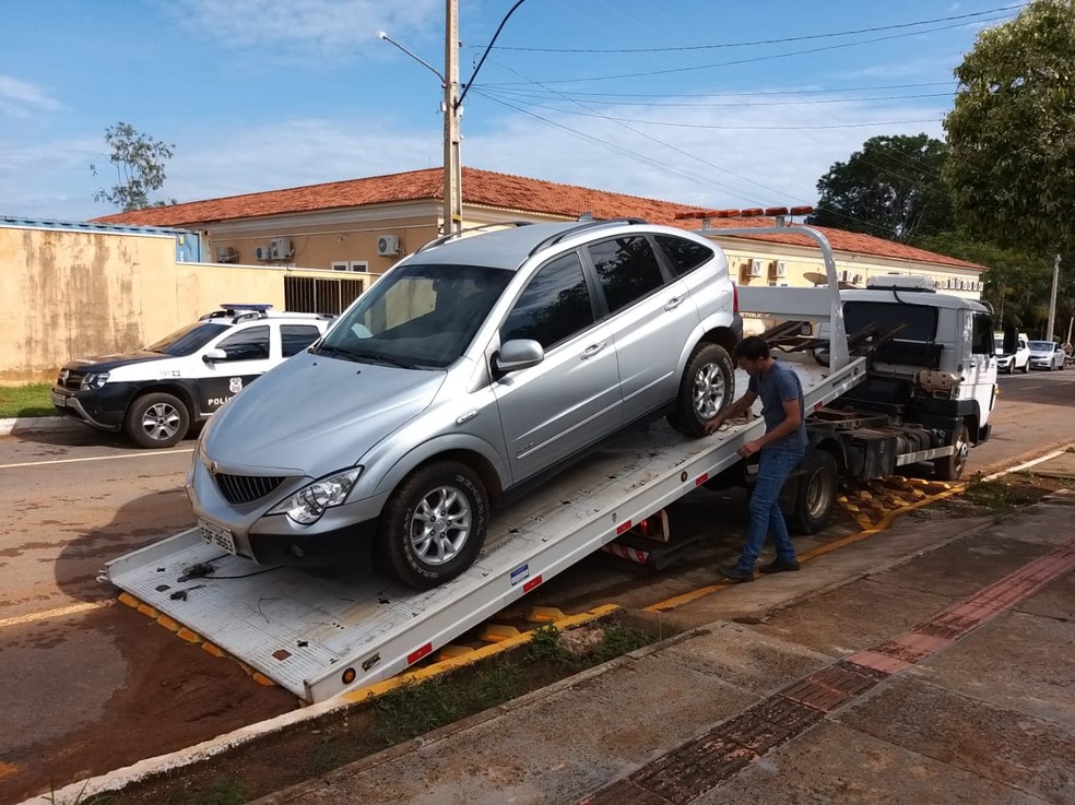 Carro guinchado durante operação — Foto: Bruno Bortolozo/ TVCA