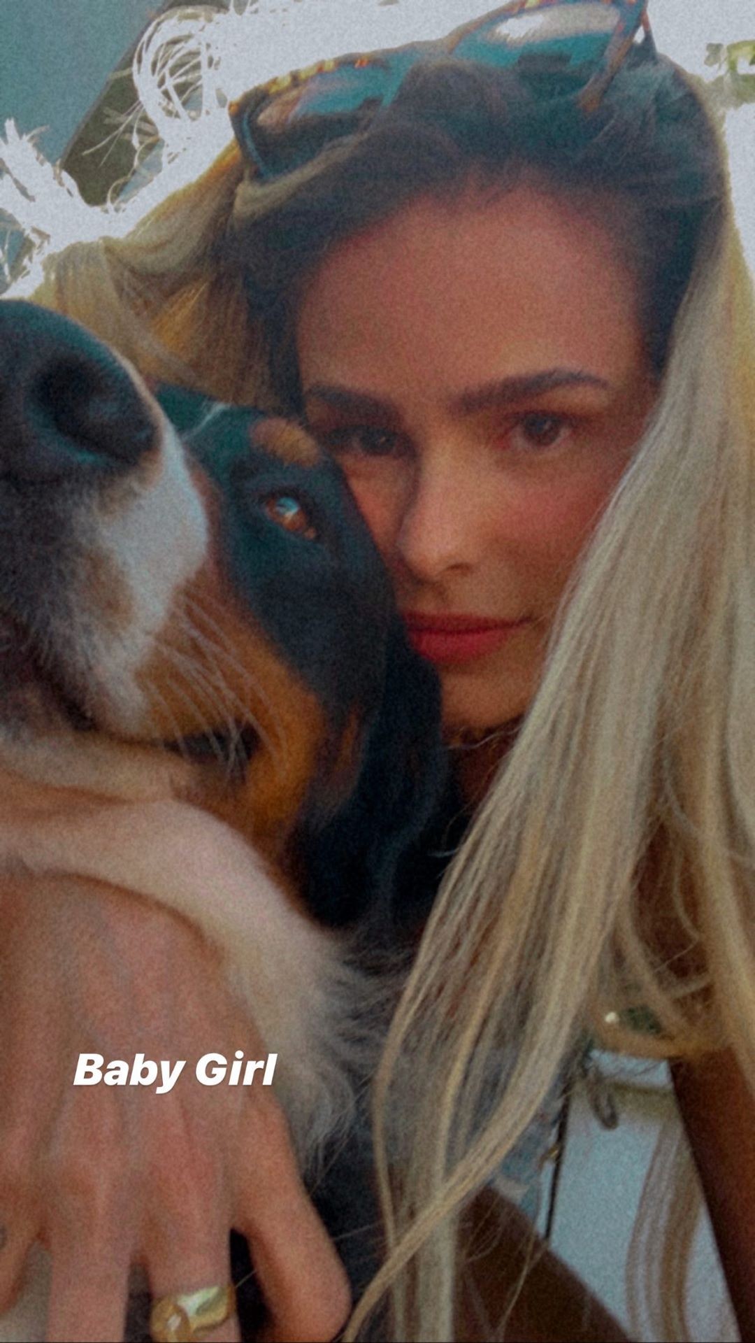 Yasmin Brunet com Dora, cadela de Gabriel Medina (Foto: Reprodução/Instagram)