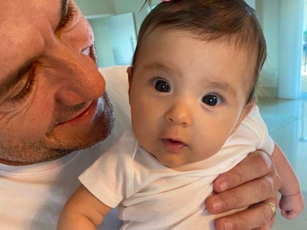 Daniel posa para foto segurando sua filha, Olivia, de três meses de idade (Foto: Reprodução/Instagram)