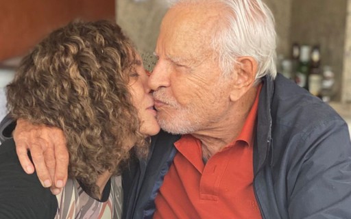 Cid Moreira comemora os 94 anos com bolo e foto de beijo na mulher