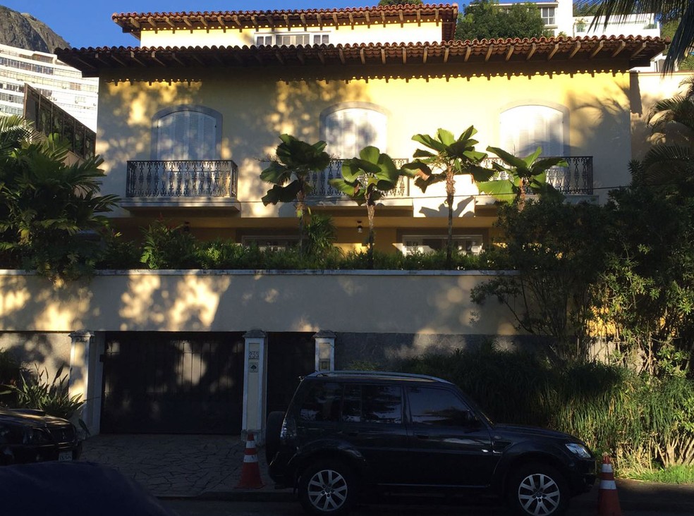 Agentes fazem buscas na casa de Carlos Nuzman no Leblon, Zona Sul do Rio (Foto: Henrique Coelho / G1 Rio)