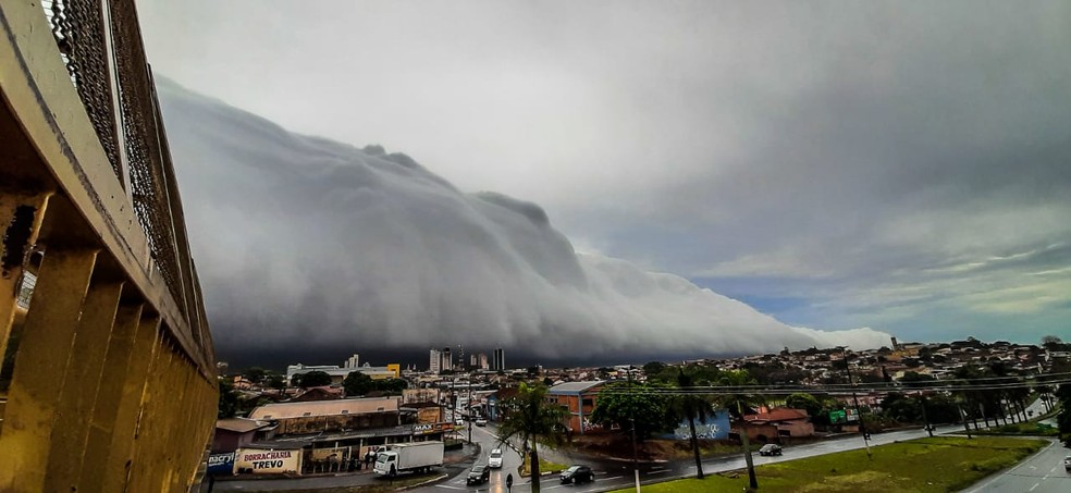 Nuvem rolo chama atenção de morador de Ourinhos — Foto: Arquivo pessoal/Luciano Miguel Diniz