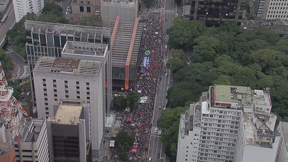 Grupos fazem manifestação na Avenida Paulista em SP — Foto: Reprodução/Globocop