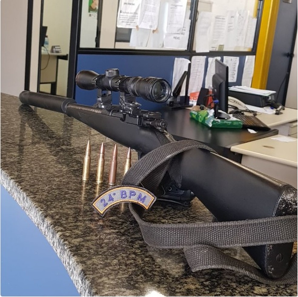 PM apreende fuzil após operação em Queimados | Rio de Janeiro | G1