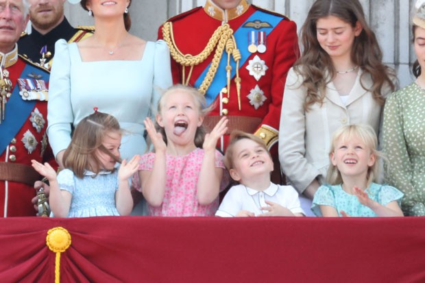 LONDON, ENGLAND - JUNE 09:  Princess Charlotte of Cambridge, Savannah Phillips, Prince George of Cambridge and Isla Phillips on the balcony of Buckingham Palace during Trooping The Colour on June 9, 2018 in London, England. The annual ceremony involving o (Foto: Getty Images)