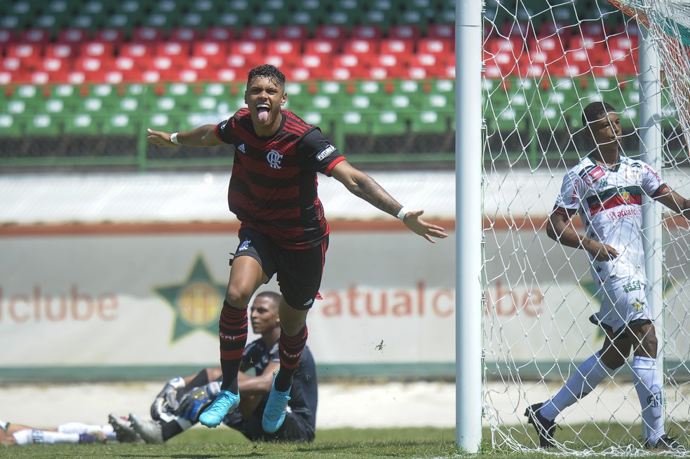 Matheusão comemora um de seus dois gols no jogo entre Flamengo e Portuguesa, pelo Carioca Sub-20 — Foto: Marcelo Cortes/Flamengo