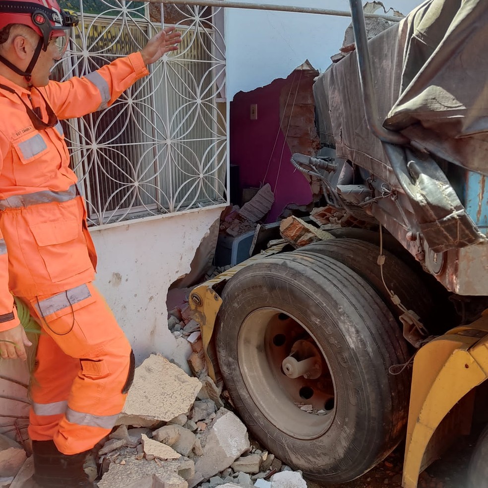 Caminhão invade casa no Bairro Porto Velho Divinópolis — Foto: Corpo de Bombeiros/Divulgação