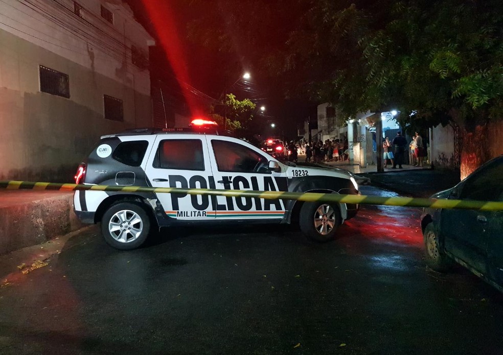 Passageira de carro de aplicativo foi morta ao desembarcar do veÃ­culo no bairro Dom Lutosa, em Fortaleza. â€” Foto: Rafaela Duarte/ Sistema Verdes Mares