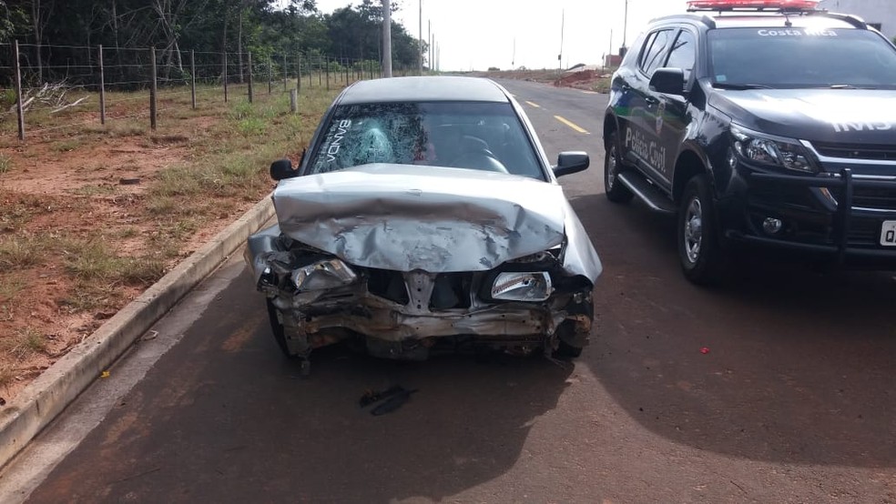 Motorista abandonou carro logo após bater em mureta e deixar feridos em MS — Foto: Polícia Civil/Divulgação