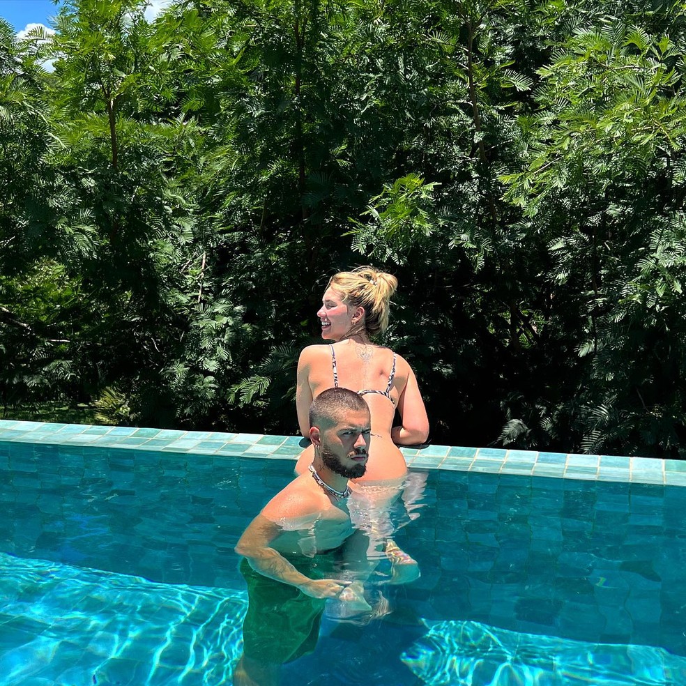 Zé Felipe cobre bumbum de Virginia Fonseca em foto na piscina — Foto: Reprodução/Instagram