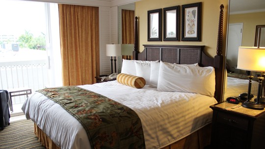 Quão sujos são os quartos de hotel? De germes na cama ao controle da TV, microbiologista explica
