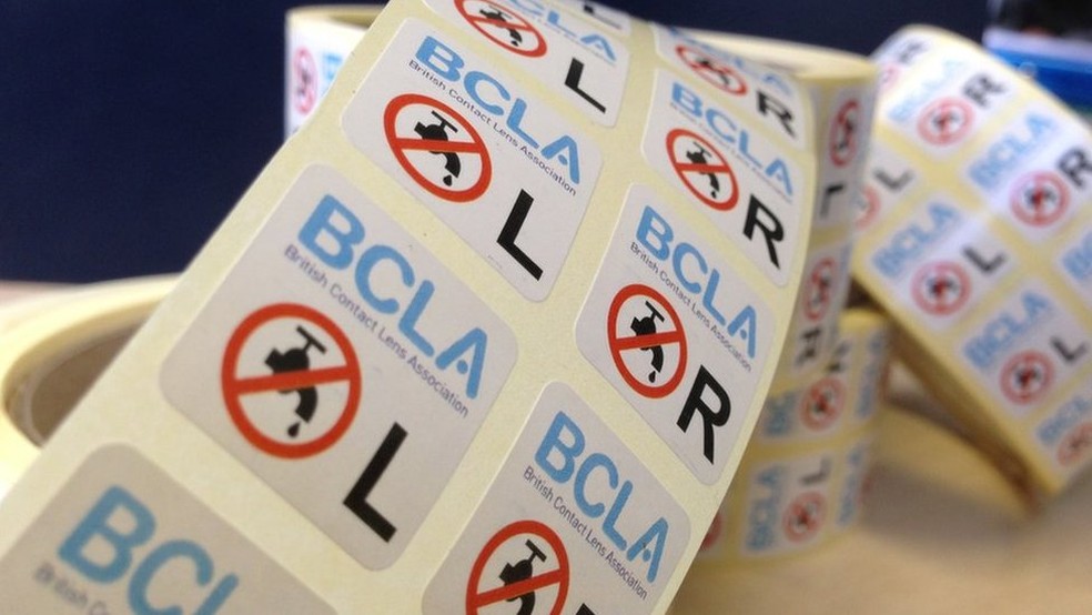 A Associação Britânica de Lentes de Contato (BCLA) distribuiu adesivos com o símbolo de 'não usar água' (Foto: BBC)