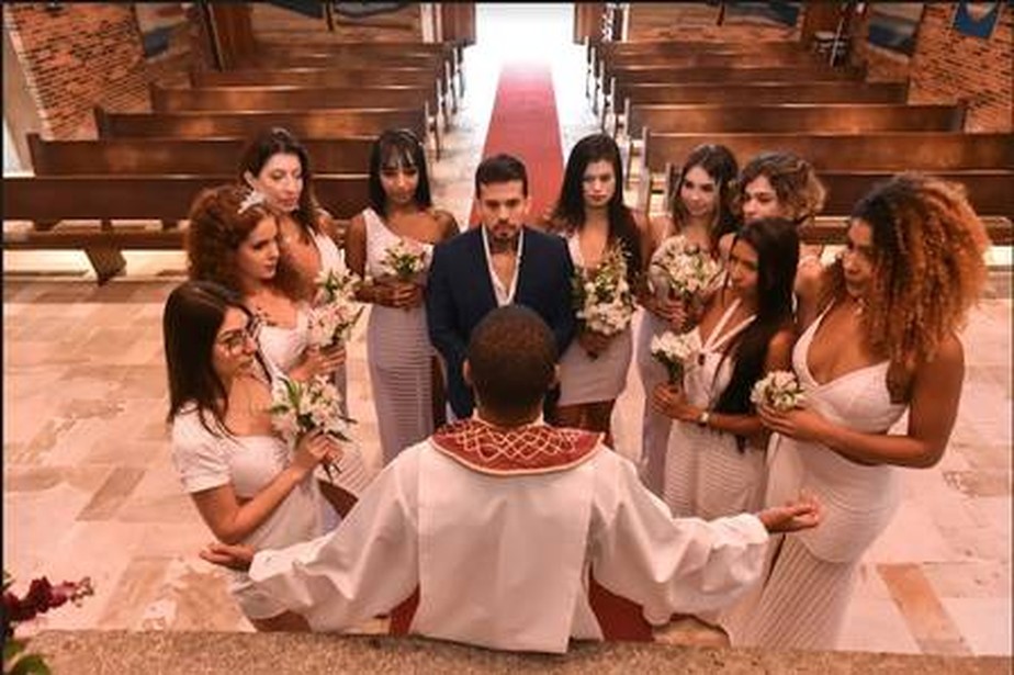 Após recusa de mais de 80 igrejas, casamento de brasileiro com nove mulheres teve cerimônia realizada por padre em SP