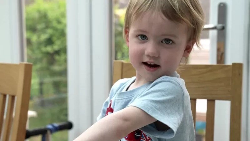 Noah é uma das 10 crianças nos últimos meses que precisaram de um transplante de fígado para a doença (Foto: BBC News)