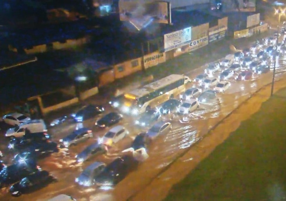 Chuva alaga acesso ao viaduto Israel Pinheiro, em Vicente Pires. — Foto: DER-DF/Reprodução