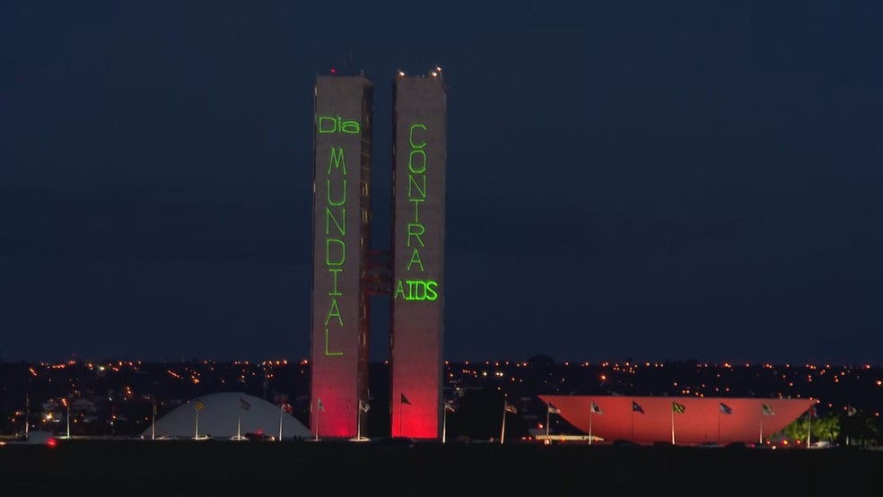 Congresso Nacional é iluminado de vermelho no Dia Mundial de Luta contra a Aids — Foto: TV Globo/Reprodução
