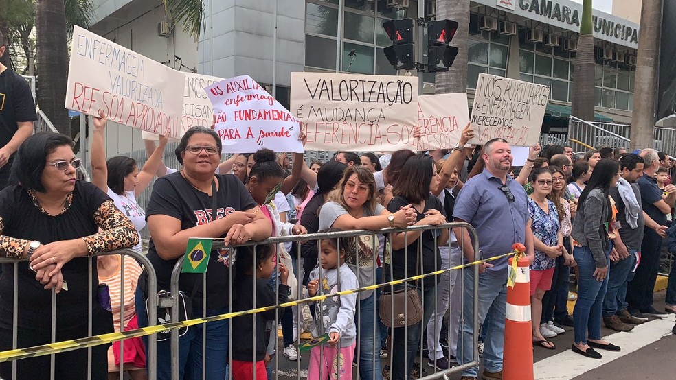 Profissionais de enfermagem fizeram protesto no desfile em comemoração ao aniversário de Presidente Prudente (SP) — Foto: Paula Sieplin/TV Fronteira