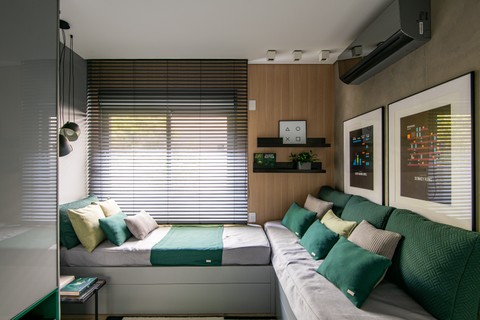 Mesmo com duas camas, sobrou espaço livre para uma boa circulação no ambiente. Projeto da arquiteta Thaisa Bohrer