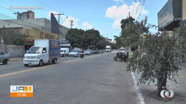 Prefeitura de Goinia faz bloqueio na Rua 74 com Rua 55, no Centro