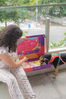 A cadela Nutella inspecionando o presente que ganhou da Organnact (Foto: Tiago Morena/ Sambacine)