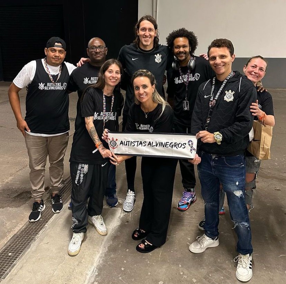 Cássio tem encontro com torcida de autistas do Corinthians