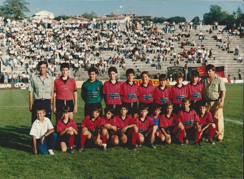 Abel (5º na fileira de baixo da esquerda à direita) na infância no FC Penafiel; Manuel Potinho (último na fileira de cima) era o técnico — Foto: Arquivo Pessoal