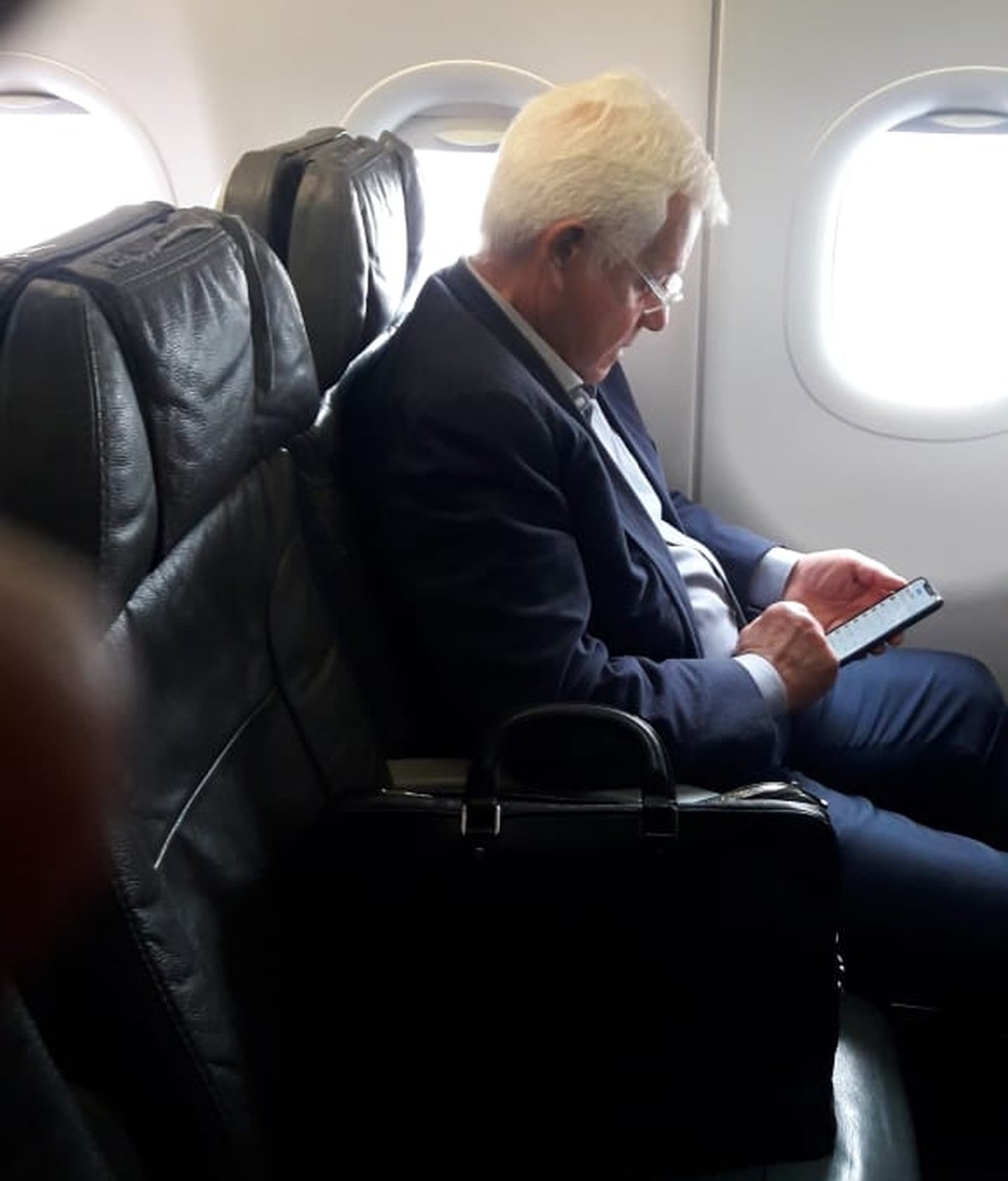 Advogado que estava no mesmo voo que Moreira Franco flagrou momento em que ex-ministro lia mensagens no celular apÃ³s pouso de aviÃ£o â€” Foto: Renato Ventura / Arquivo pessoal