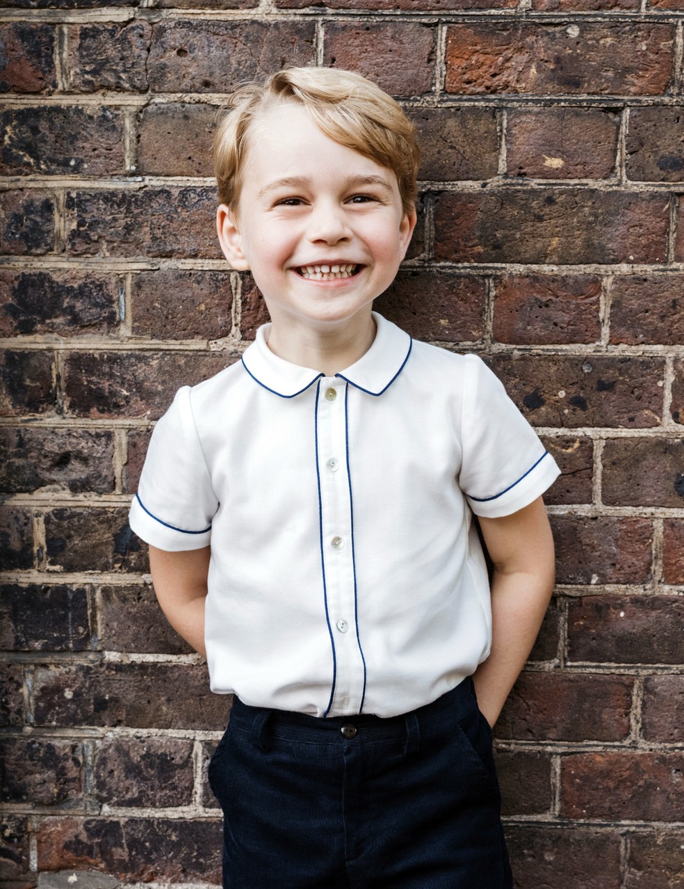Príncipe George, em foto do dia 9 de julho tirada após o batizado do seu irmão mais novo, príncipe Louis, em Londres (Foto: Matt Porteous via AP)