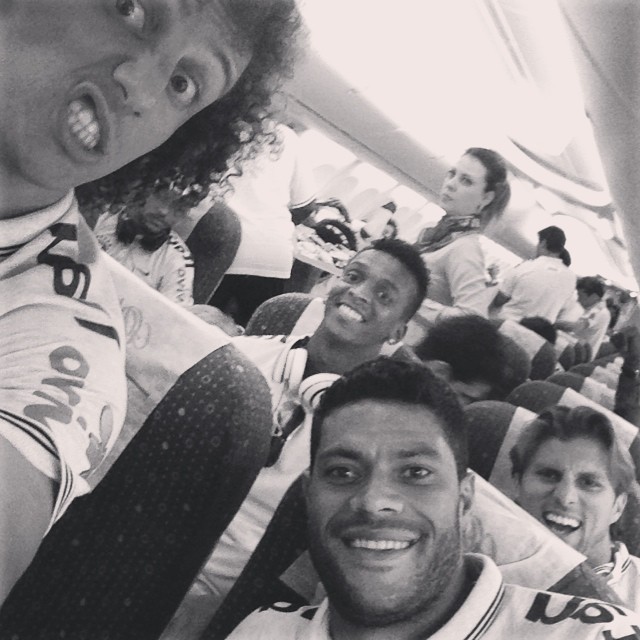 David Luiz e colegas no avião, a caminho de Fortaleza (Foto: Instagram)