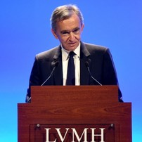 O empresário francês Bernard Arnault, presidente e diretor executivo da LVMH, maior empresa de artigos de luxo do mundo, e família ocupam o terceiro posto da lista, com uma fortuna de US$150 bilhõesAFP