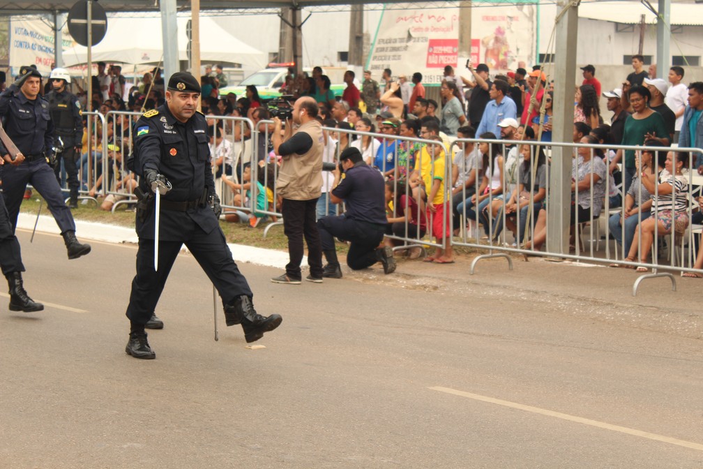 Policial impõe espada durante desfile militar em Porto Velho. (Foto: Pedro Bentes/G1)