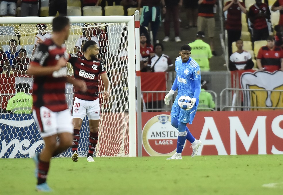 Hugo Souza falhou mais uma vez contra o Sporting Cristal  — Foto: Foto: André Durão 