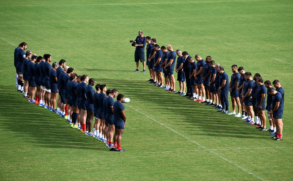 Seleção da França observaram um minuto de silêncio antes de um treino nesta segunda-feira (30) em Kumamoto, no Japão, em homenagem ao ex-presidente Jacques Chirac. — Foto: Franck Fife/AFP