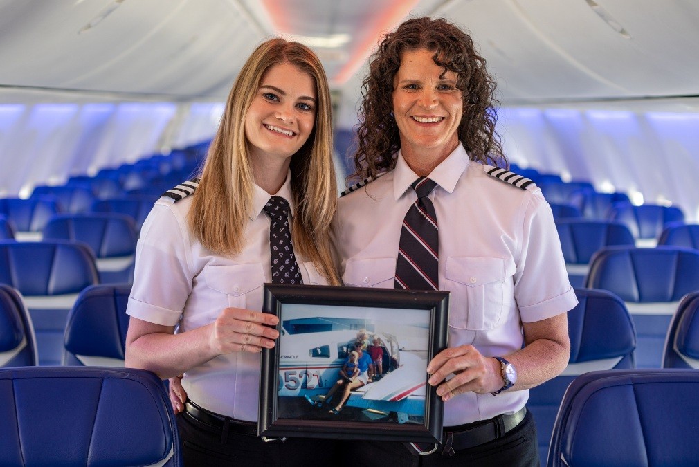 Mãe e filha realizam 1º voo da história como pilotas de companhia aérea dos EUA (Foto: reprodução/ Southwest Airlines)
