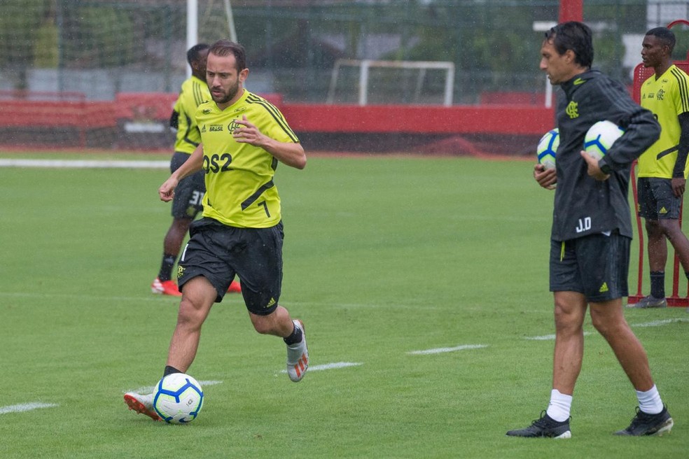 Everton Ribeiro em atividade nesta manhã observado pelo auxiliar João de Deus — Foto: Alexandre Vidal / Flamengo