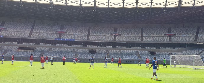 Cruzeiro faz foto oficial do título e treina no palco da festa de domingo
