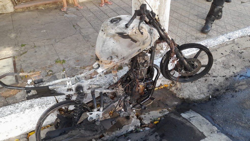 Veículo ficou destruído após condutor atear fogo durante blitz em Juazeiro do Norte — Foto: Arquivo pessoal