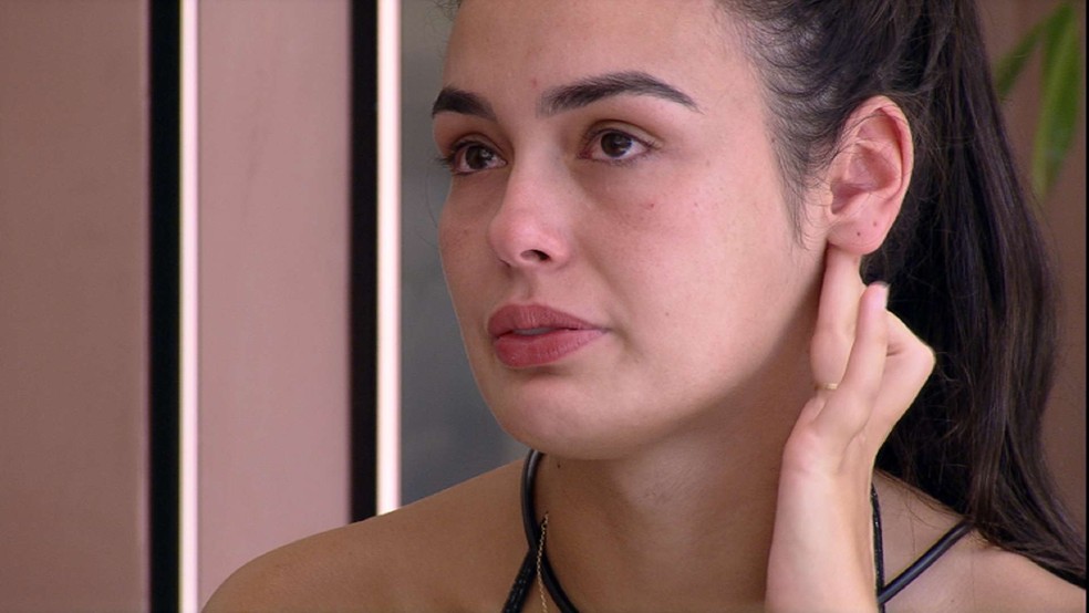 Larissa chora em papo com Marvvila sobre votação — Foto: Globo
