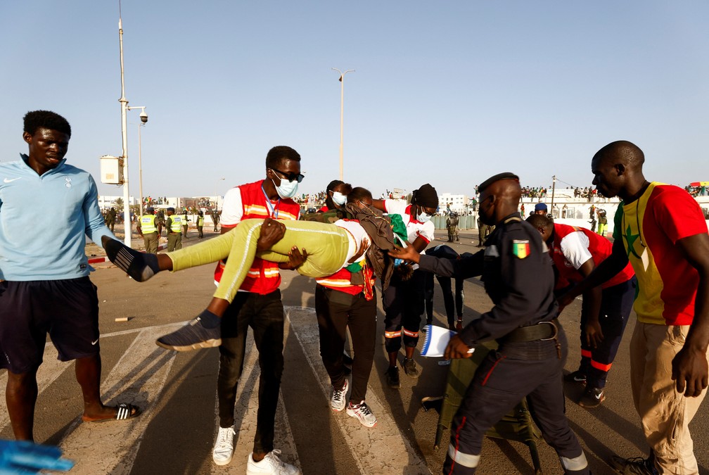 F desmaia e  atendida durante fesa nas ruas de Dakar por ttulo de Senegal na Copa Africana  Foto: Zohra Bensemra/Reuters