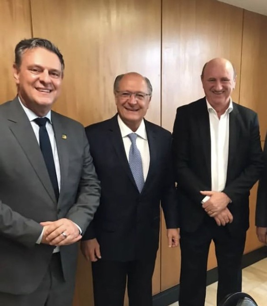 Senador Carlos Fávaro, o vice-presidente eleito Geraldo Alckmin e o deputado federal Neri Geller durante a transição do governo