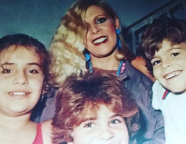 Vanusa com os filhos Amanda, Aretha e Rafael na década de 1980 (Foto: Reprodução/Instagram)