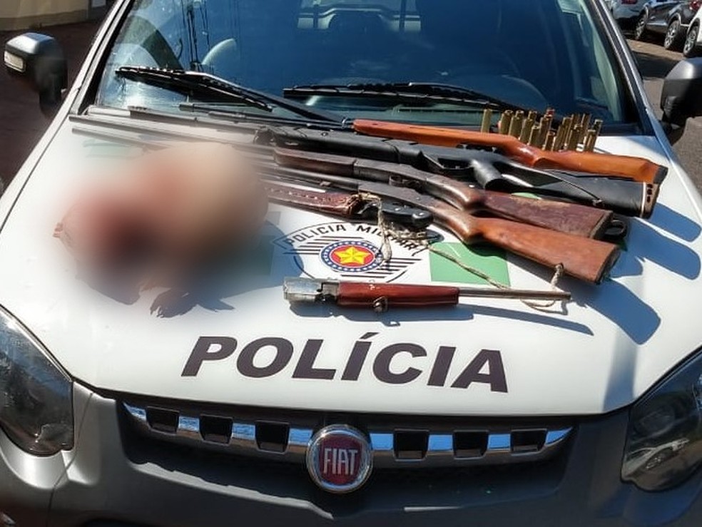 Pol&iacute;cia Ambiental prende dois suspeitos por porte ilegal de arma e ca&ccedil;a na &aacute;rea rural de Araraquara &mdash; Foto: Pol&iacute;cia Ambiental/Divulga&ccedil;&atilde;o